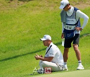 [포토] 강경남 '힘들어 주저 앉는다'