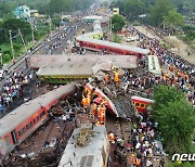 인도 열차 사고 사망자 수 300명 육박…"100명 안팎 중태"