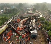 인도, ‘19세기 철길’ 달리다 21세기 최악 열차 참사