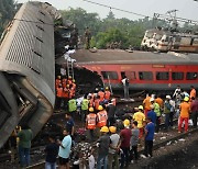 "철로가 피로 물들었다"... 인도서 '21세기 최악 열차 충돌' 참사, 최소 275명 사망