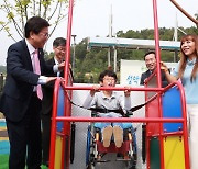 조수미 기증 ‘휠체어 그네’ 탈 수 있게···정부, 안전기준 새로 마련