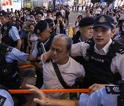 홍콩서도 지워진 톈안먼 사태…집회장소 친중단체 점령, 산발 시위자 체포