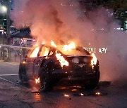 도로 달리던 테슬라 전기차서 불···큰 불길은 잡았다