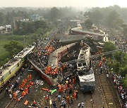 인도 열차 참사 사망자 ‘288→275명’ 줄어…“중복 집계”