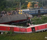 인도, "전자신호기가 잘못된 철로로 열차 보내"…사망자 최소한 275명