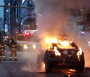 주행중인 테슬라 전기차 화재, 인명피해 없으나 차량 전소