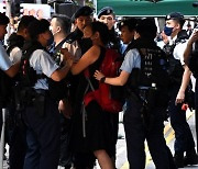 “촛불을 들자!” 톈안먼 34주년 기념일 홍콩서 체포되고 연행되고