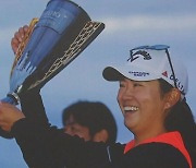장미가 떴다…‘괴물 신인’ 로즈 장, LPGA 데뷔전서 우승