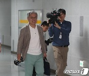 경찰, 최강욱 의원 압수수색···한동훈 개인정보 유출 의혹