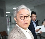 경찰, 최강욱 압수수색…한동훈 개인정보 유출 의혹