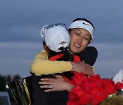 미셸 위와 LPGA 우승 축하 포옹하는 美 로즈 장