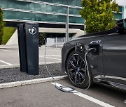 BMW ‘뉴 750e x드라이브’ 출시… 최대 60km 전기 주행한다