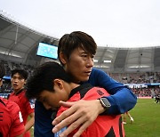 '4강행에 눈물 글썽' 김은중 감독 "기대 못 받은 우리 선수들, 한국 축구의 미래다"