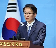 “부하 다 죽이고 무슨”…‘민주당 입’ 천안함 전 함장 비판 논란
