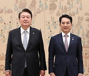 윤 대통령, 박민식 국가보훈부 장관에 임명장 수여