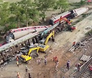 인도 최악의 열차 참사…애타는 가족들 “시신만이라도”