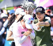 [MD포토] 물세례 받는 챔피언 최혜진 '통산 11승'