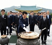 박민식 국가보훈부 장관 대전현충원 참배