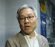 취재진 질문에 답하는 최강욱