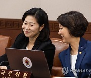 서울청사 국무회의장에서 대화하는 이영 장관과 이노공 법무부 차관
