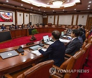 서울청사에서 한덕수 총리 발언 화상으로 듣는 국무위원들