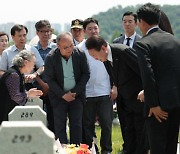 尹대통령, 예정에 없던 베트남전 전사자 묘역 방문한 이유는