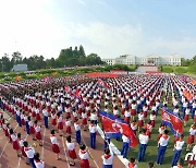 환호 속에 '충성의 편지' 증정모임 한 북한 소년단원들