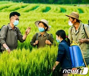 농장에서 '현장정치사업' 벌이는 북한 당 세포비서