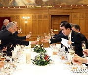 헝가리 국회의장과 건배하는 김진표 의장