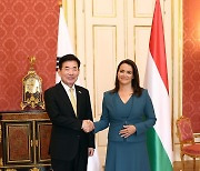 헝가리 대통령과 악수하는 김진표 의장