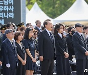 애국가 부르는 윤석열 대통령·김건희 여사