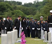 호국의 형제 앞에 묵념하는 윤 대통령 부부