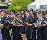 '현충의 노래' 제창하는 윤 대통령 부부