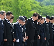 윤 대통령 '순국선열에 대한 묵념'