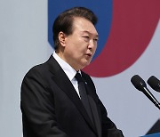 尹 "영웅 기억·예우" 강조...국가유공자 증서 수여