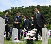 尹, 현충일 추념식 직후 베트남전·대간첩작전 전사자 묘역 방문