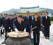 [사진뉴스]  남성현 산림청장, 국립대전현충원 참배