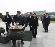 [사진뉴스]  이종욱 조달청장, 국립대전현충원 참배