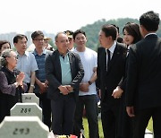 "아버님 묘소는 어딘가"…尹, 박민식 부친 묘소 찾은 이유는