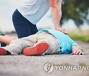 "지나칠 수 없었어요"..계단서 쓰러진 60대女, 심폐소생술로 살린 우유 배달부