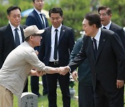 尹, 베트남전·대간첩작전 전사자 묘역 깜짝 방문... '정치 선언' 전 찾은 그 장소였다