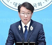 '천안함 자폭'에 前함장 반발…野 대변인 "부하 죽이고 무슨 낯짝"