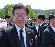 최원일 천안함 전 함장, 현충일 추념식서 이재명 대표에 항의