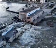 파괴된 카호우카댐… 우크라·러 서로 “테러 공격” 비판
