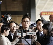 ‘돈봉투 의혹’ 송영길 또 셀프출석…검찰 “조사 계획 없다”
