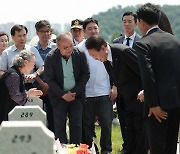 [포토] 베트남전 전사자 묘역 찾은 尹…"제복 영웅들 정부가 기억"