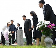 尹대통령, 베트남전 묘역 방문…“韓 자유와 번영, 피 묻은 전투복 위에서 시작”