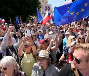폴란드 반정부 시위에 군중 50만 명 운집한 이유는?