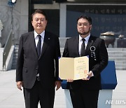 윤 대통령, 천안함 폭침 생존 장병에 국가유공자 증서 수여