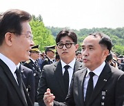 "부하 다 죽이고, 무슨 낯짝" 발언…이 대표에 항의한 전 천안함장
